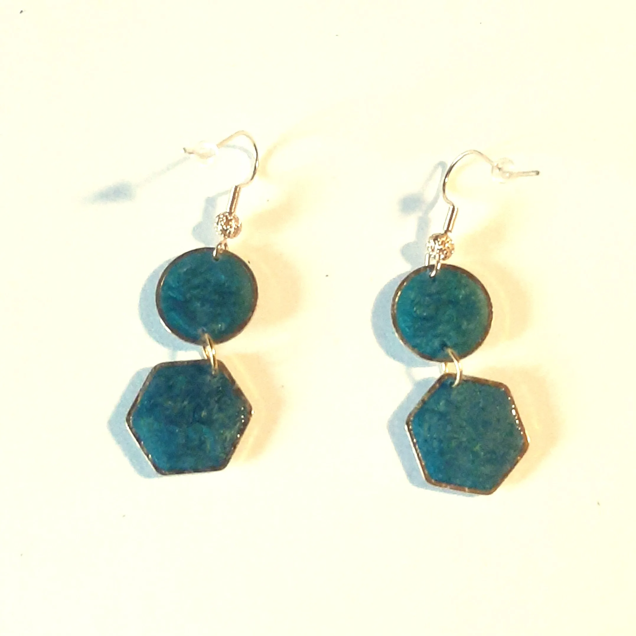 Boucles d'oreilles Cercle & Hexagone Vert – Géométrie Végétale en Résine Artisanale – Image 2