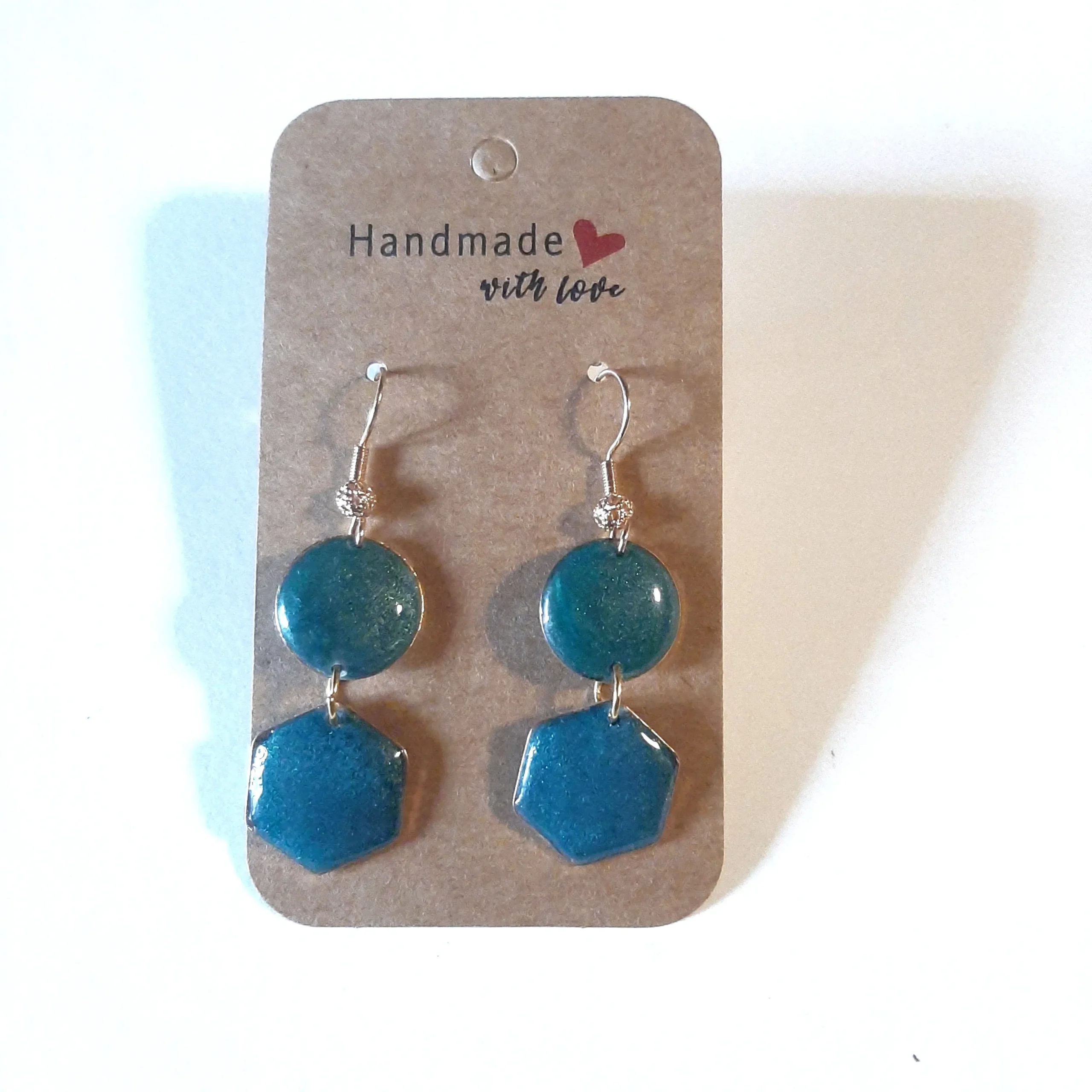 Boucles d'oreilles Cercle & Hexagone Vert – Géométrie Végétale en Résine Artisanale – Image 3